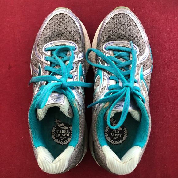 Brooks women’s size 7 athletic shoes. - Picture 3 of 9